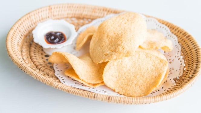 Kerupuk udang sebagai menu pendamping rawon
