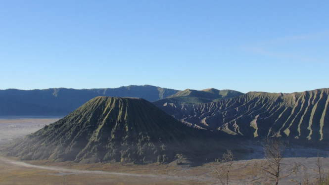Gunung Bromo dengan lanskap pegunungan yang memukau