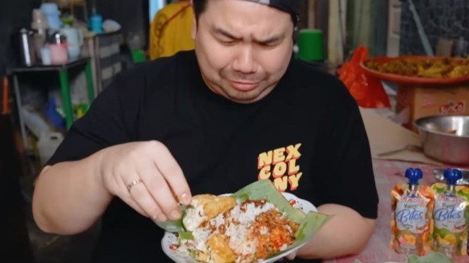 Next Carlos menikmati nasi uduk Bu Amah