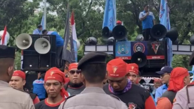 Aksi demo buruh di gedung DPR