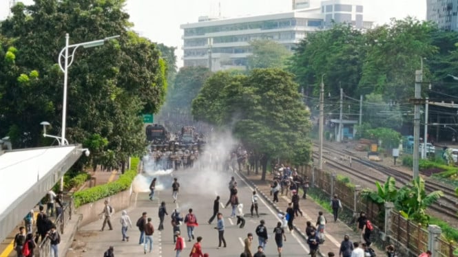 Aksi demo buruh dan mahasiswa di DPR