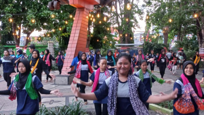 Pelaku Seni Melakukan Aksi Latihan Bersama