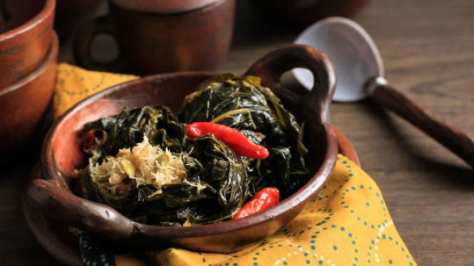 Buntil Daun Singkong Berisi Kelapa