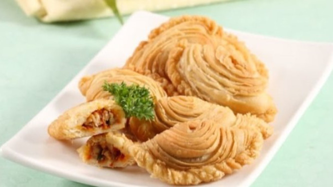Pastel lapis ayam jamur untuk bekal sekolah