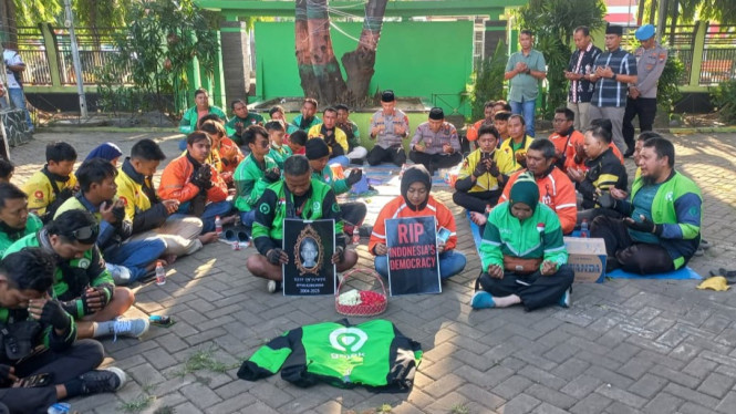 Driver Ojol bersama Polres Berdoa untuk Mendiang Affan Kurniawan