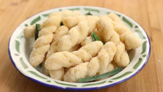 Kue kepang ketan jadi teman minum teh