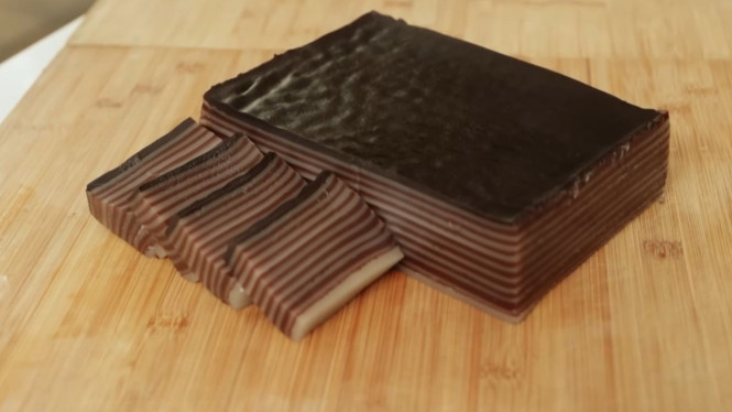 Lapis pepe cokelat lembut siap disantap