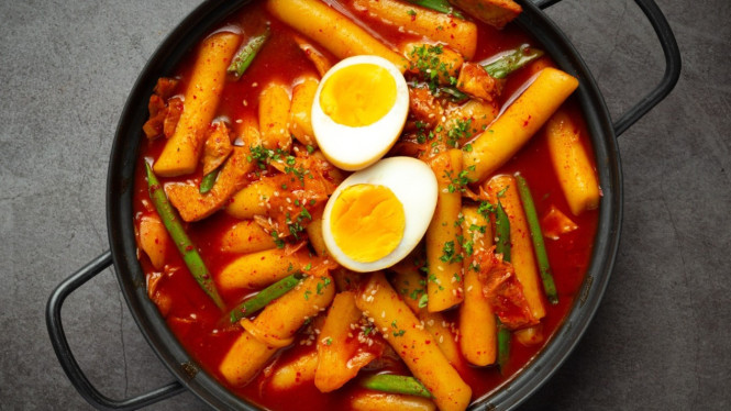 Tteokbokki pedas manis dengan topping telur sempurna