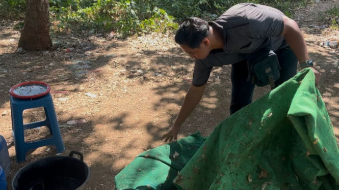 Barang bukti kalangan judi sabung ayam di Desa Watukebo