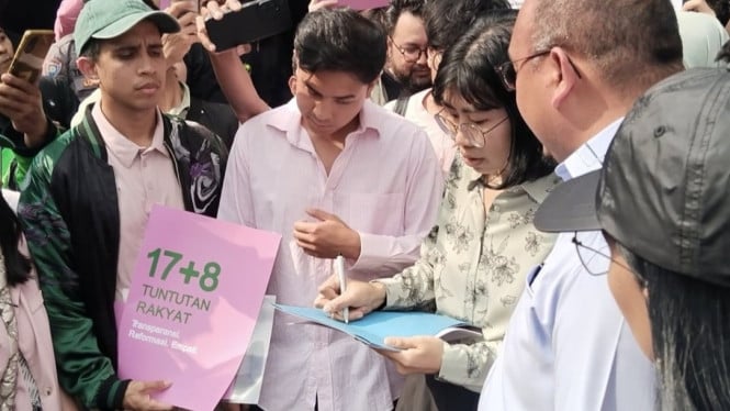 Aktivis dan influencer menyerahkan 17+8 tuntutan rakyat