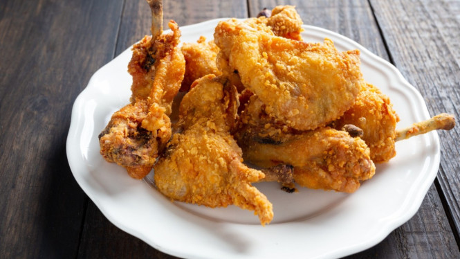 Ayam goreng sebagai pasangan lauk sayur asem di rumah