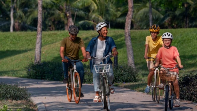 Gowes jadi hobi keluarga di akhir pekan