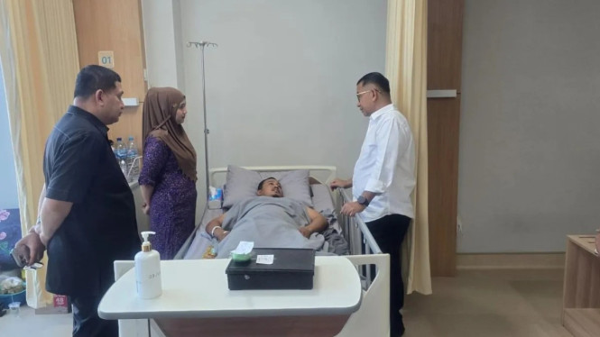 Dirjen Otda bersama Walkot Makassar menjenguk korban demo anarkis