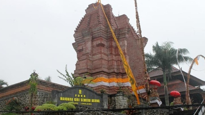 Wisata spritual Pura Mandhagiri Semeru Agung di Lumajang