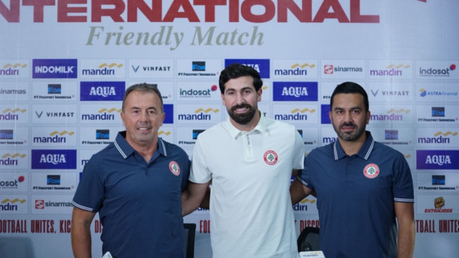 Pelatih dan pemain Lebanon saat konferensi pers