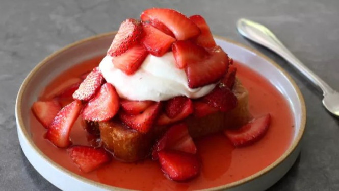 Strawberry blender cake lembut dan manis, siap dinikmati tanpa repot