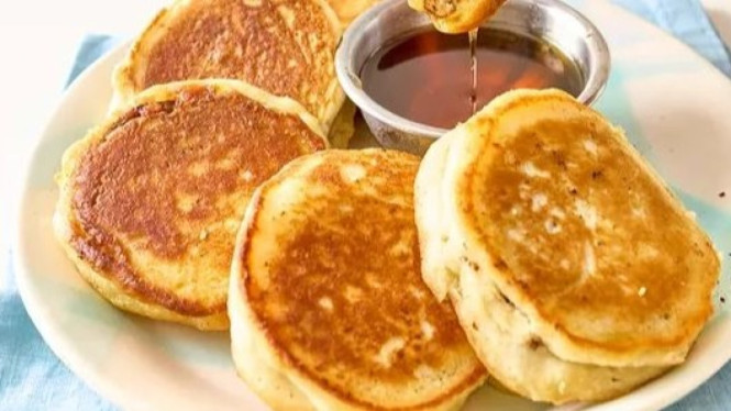 Tampilan pancake sosis yang disantap dengan sirup karamel