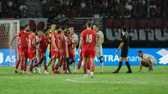Kapten Timnas Indonesia, Jay Idzes dengan para pemain Lebanon
