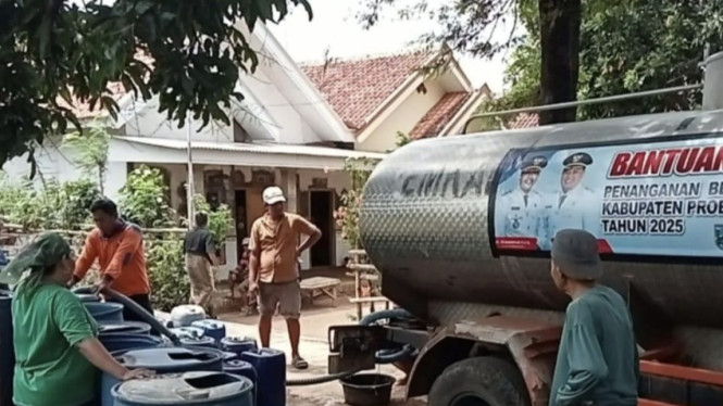 BPBD Probolinggo distribusikan air bersih ke dua desa di Leces