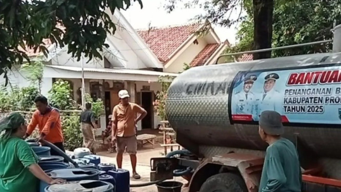 Penyaluran air bersih oleh BPBD Probolinggo