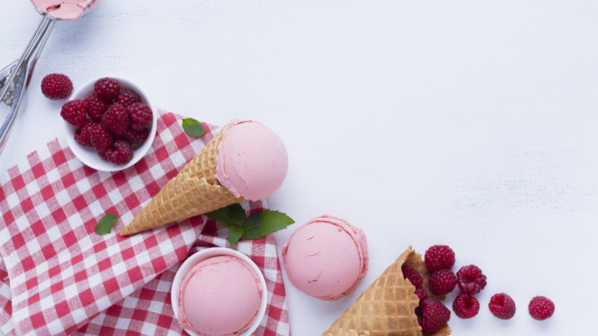 Es krim stroberi yoghurt yang manis asam menyegarkan