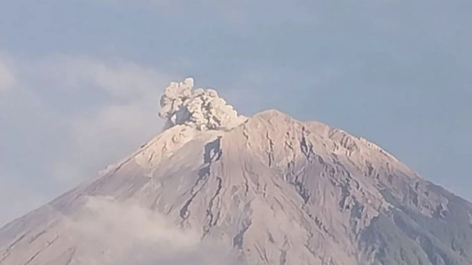 Kepulan awan panas di puncak Gunung Semeru