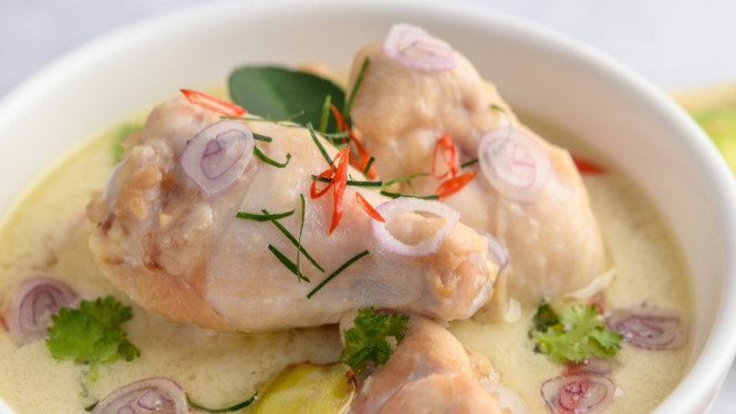 Kreasi Opor Ayam Putih Ala Chef Devina, Tanpa Kunyit Tetap Kaya Rasa