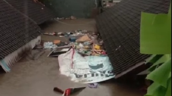 Rumah warga nyaris tenggelam oleh banjir