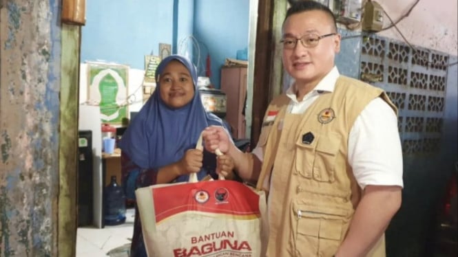 Hardiyanto Kenneth menyalurkan bantuan kepada ibu hamil