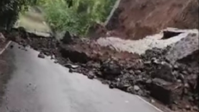 Material longsoran tutup median jalan
