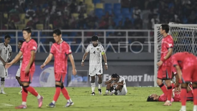 Ekspresi kecewa dan haru usai laga melawan Korea Selatan."