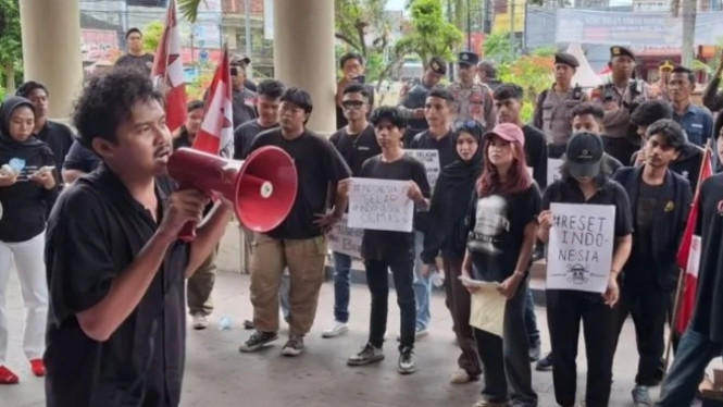 Puluhan mahasiswa Jember kembali menggelar demo