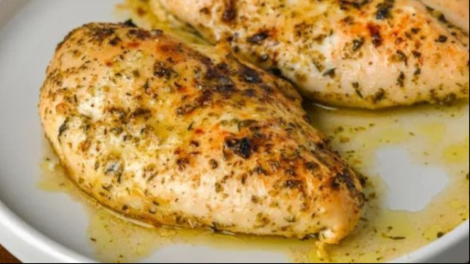 Dada ayam panggang ala Mediterania