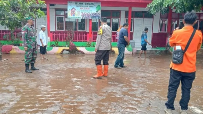 BPBD dan TNI/Polri mengecek sekolah yang terdampak banjir lumpur