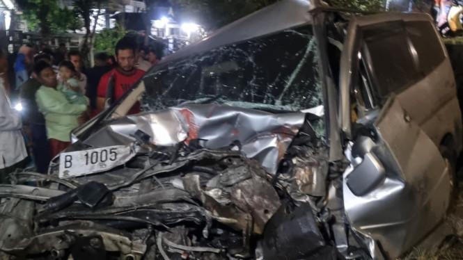 Mobil Nissan yang terhantam Kereta Api