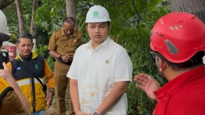 Bima Rafsanjani (Kemeja Putih) soroti proyek pengerjaan jalan