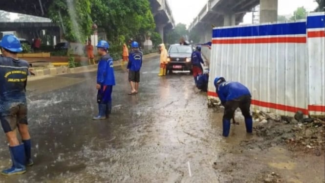 Petugas SDA Jaktim normalisasi saluran air di Jalan DI Panjaitan
