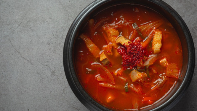 Menu olahan kimchi yang dibuat menjadi sup segar