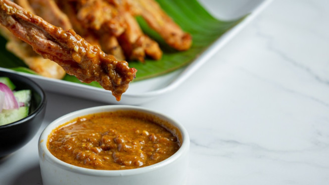 Sate daging kelinci yang dipadukan dengan bumbu kacang