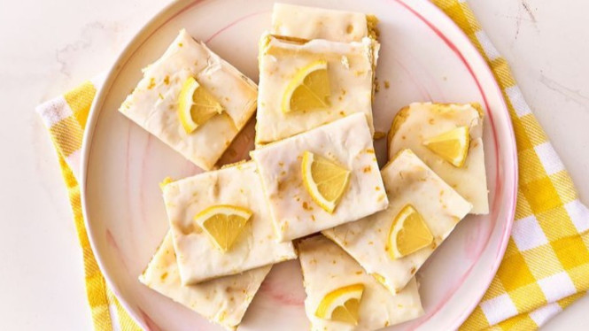 Perpaduan segar lemon dan lembutnya brownies dalam satu gigitan