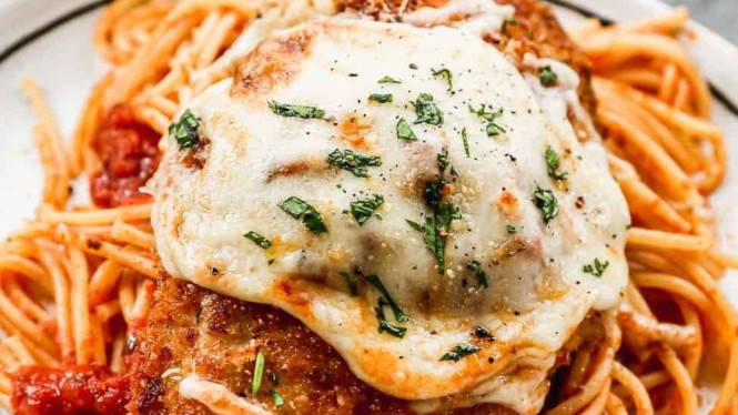 Penampakan chicken parmesan ketika disantap dengan pasta