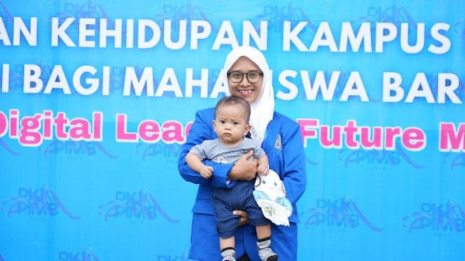 Mashuda, ibu dua anak ikut ospek di Unmuh Jember