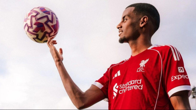 Isak resmi berseragam Liverpool jelang laga kontra Burnley