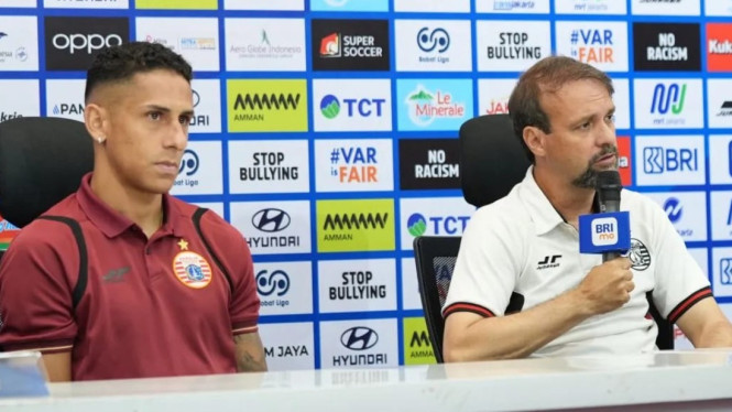 Pelatih Persija Mauricio Souza (kanan) dan pemain sayap timnya