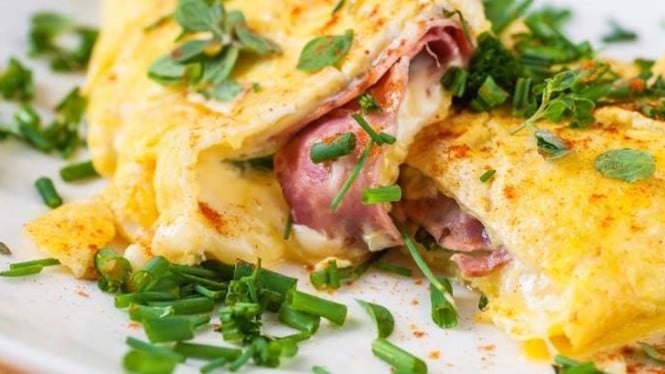 Omelet mie smoked beef, cocok jadi menu sarapan