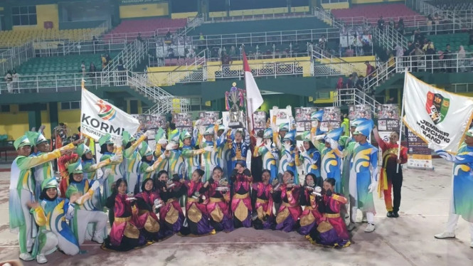 Jember Marching Band merayakan kemenangan di Malaysia.