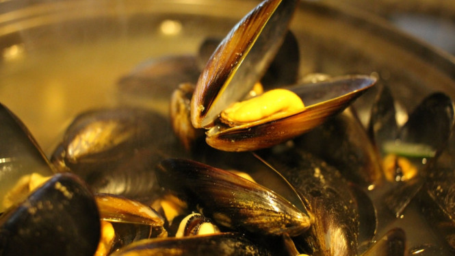 Kerang ijo kuah kuning pedas, segar dan gurih