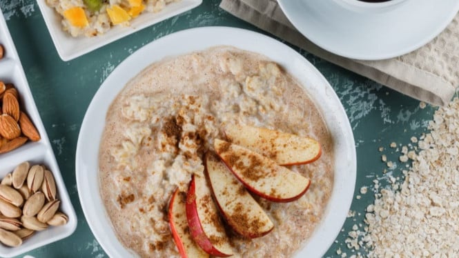 Kombinasi oatmeal lembut dengan buah segar
