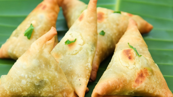 Samosa hangat siap disantap
