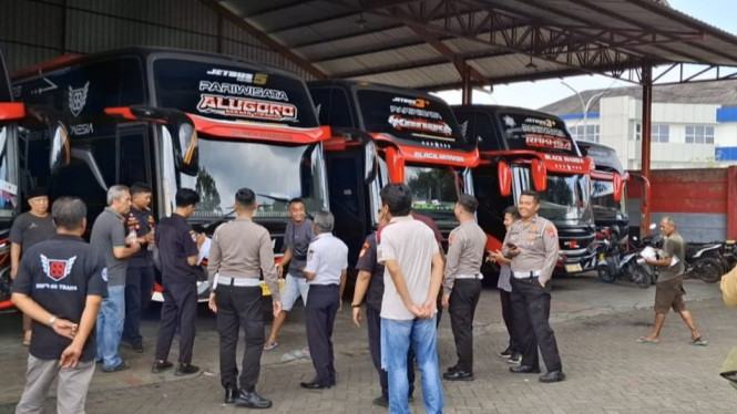 Petugas satlantas polres jember dan dinas perhubungan